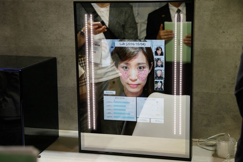 Смарт-зеркало Panasonic научилось печатать новую кожу