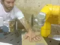 Робот играет ножом между пальцами человека