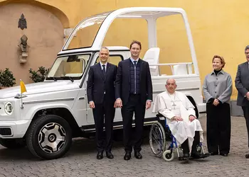 Mercedes-Benz подарил Папе Франциску электрический «папамобиль» G-Class