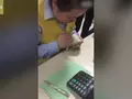 Кассир из Китая считает деньги быстрее спецмашины