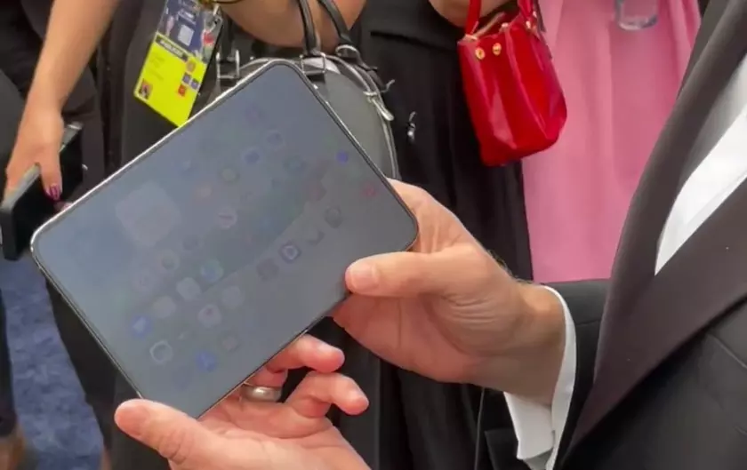 Складной iPhone Duo с открытым внутренним экраном