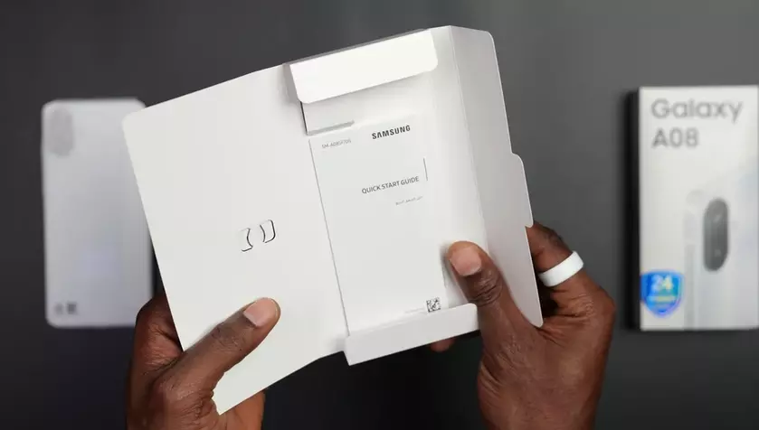 Первый взгляд на Galaxy A08: Распаковка нового смартфона