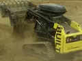 Беспилотный погрузчик трудится, человек отдыхает