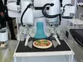 Японский робот готовит еду и рисует портреты