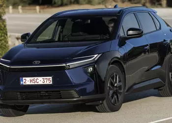 Увеличенный запас хода и ускоренная зарядка: Toyota представила обновленный bZ4X для Европы