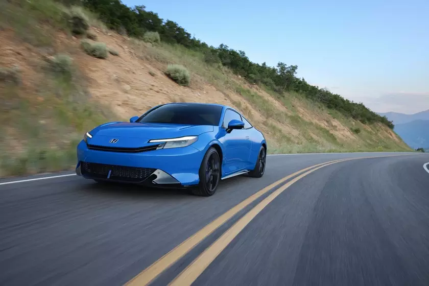 Гибридное купе Honda Prelude на дороге