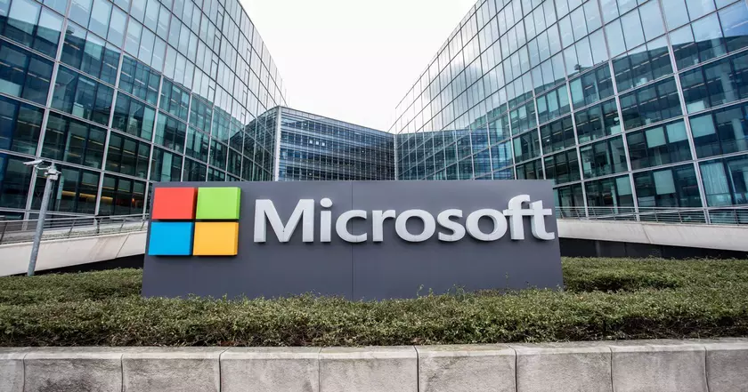 Microsoft планирует инвестировать в ИИ более 2 миллиардов долларов 