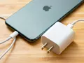 iPhone 11, iPhone XR и iPhone SE (2020), как и iPhone 12, лишились комплектного блока питания и наушников EarPods