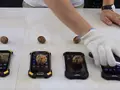 Смартфон выживает после использования в качестве молотка и орехокола