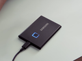 Быстрый и безопасный: Samsung представила SSD T7 Touch со сканером отпечатков, скоростью 1050 Мб/с и USB 3.2