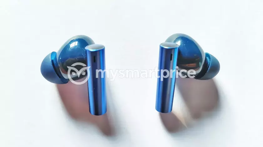 realme Buds Air 3 появились на «живых» фотографиях: синяя расцветка и необычный дизайн зарядного кейса
