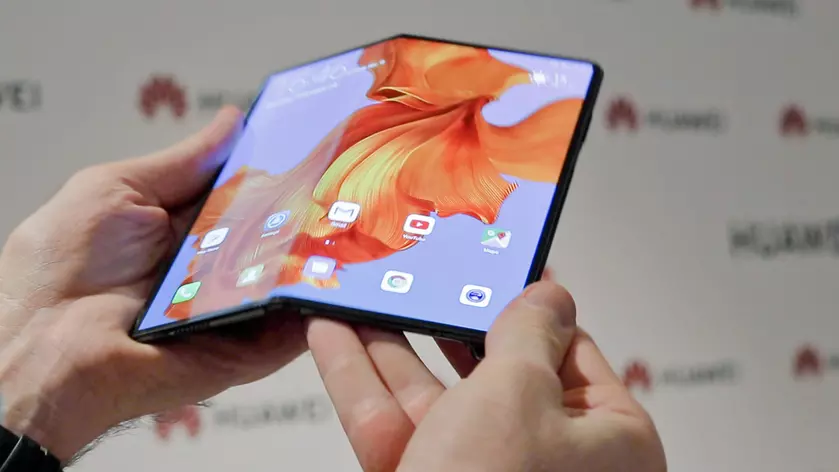 Смартфон не для зимы: Huawei Mate X нельзя сгибать при температуре от -5