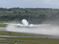 Вертикальный взлет и крутое пике пассажирского самолета