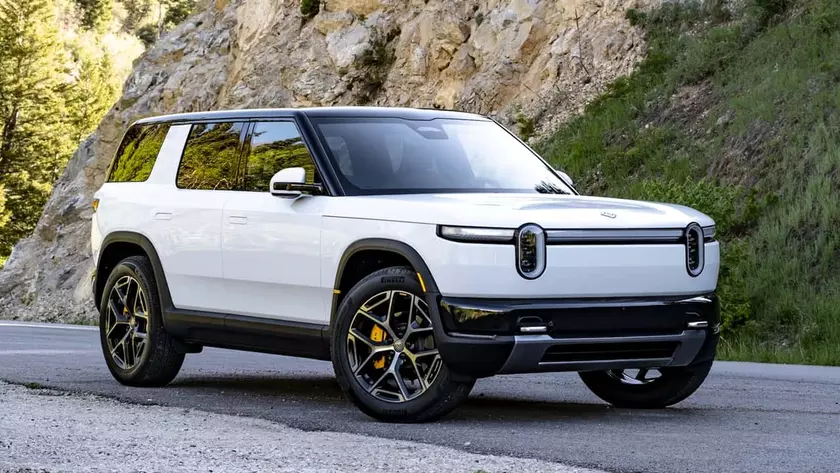Электромобиль Rivian R2 на дороге