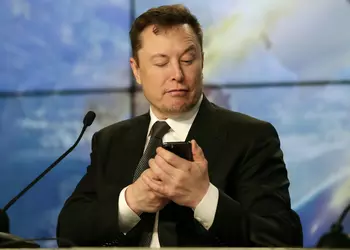 Musk promises to release his smartphone if Apple and Google remove Twitter from the App Store and Google Play