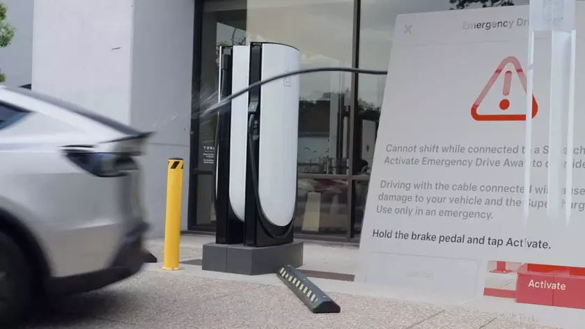 Автомобиль Tesla уезжает от Supercharger с экраном предупреждения Emergency Drive Away