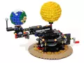 Работающая механическая модель Земли, Луны и Солнца из LEGO
