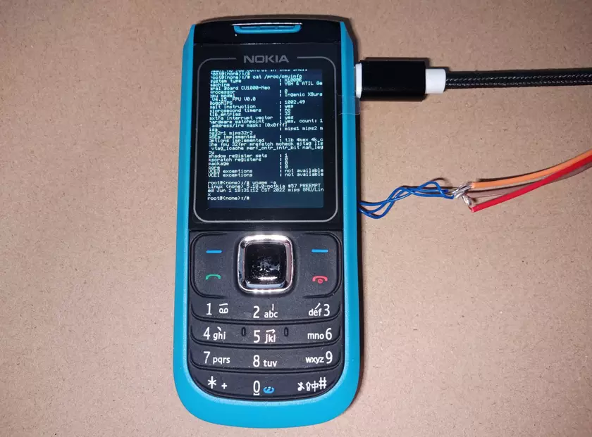 Классический телефон Nokia 1680 из 2008 года превратили в мини-ПК на Linux