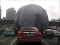 Надувная луна пытается убить всех человеков