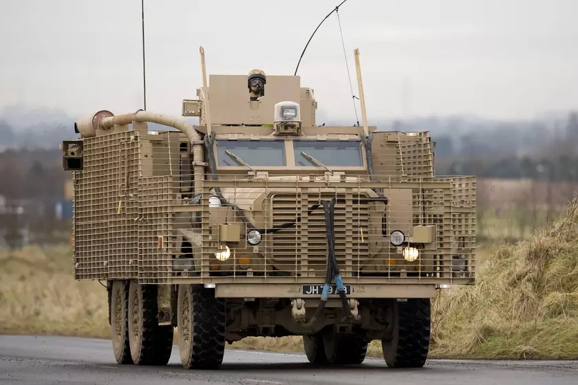 ВСУ показали как с помощью британского автомобиля Wolfhound 6x6 MRAP буксируют российский БТР-82А (видео)