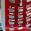 Група туристів фотографується з гігантською Motorola V70 прев'ю