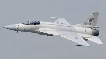 Пакистан оснастив винищувачі JF-17 китайськими далекобійними ракетами PL-15