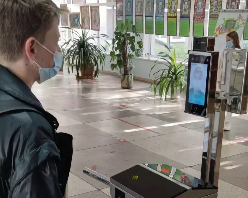 Как в штаб-квартире ЦРУ: Приватбанк и VISA поставили в киевском лицее систему распознавания лиц на основе FacePay24