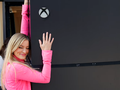 Мем зашел слишком далеко: Microsoft сделала холодильник в виде Xbox Series X и подарила его Снуп Догу