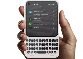 Presented Clicks Communicator — another reincarnation of BlackBerry with a physical QWERTY keyboard and AMOLED screen