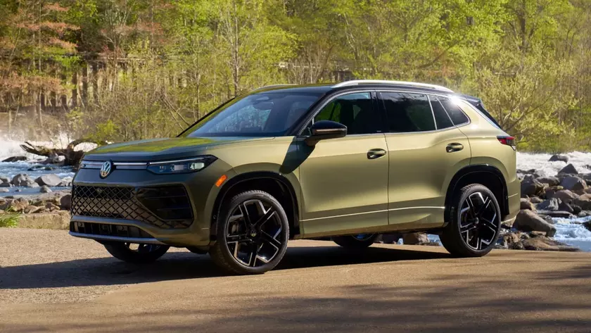 Кроссовер Volkswagen Tiguan на дороге