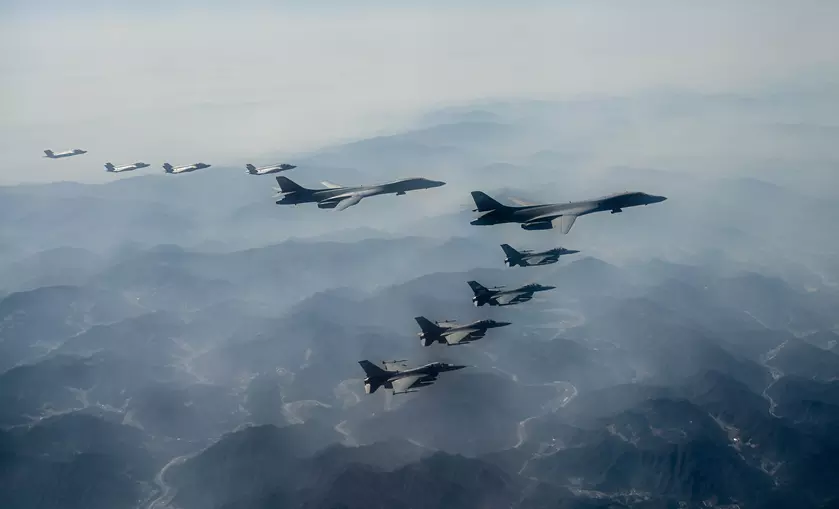 Сверхзвуковые стратегические бомбардировщики B-1B Lancer в 4-й раз с начала 2023 года приняли участие в учениях в Южной Корее