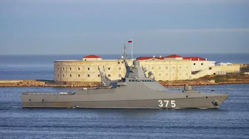Силы обороны Украины поразили два новых российских корабля типа «Василий Быков», которые могут нести противокорабельные ракеты Х-35 и крылатые «Калибр»