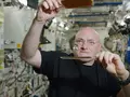 Астронавт играет в пинг-понг шариком из воды на МКС