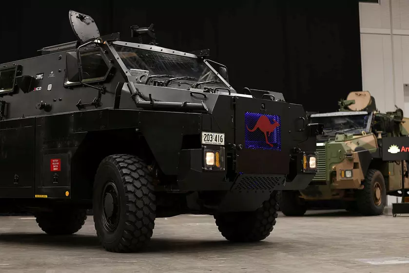 Армия Австралии протестирует электрическую версию бронемашины Bushmaster – это первый в мире военный электромобиль