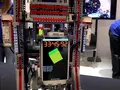 Робот LEGO собирает кубик Рубика