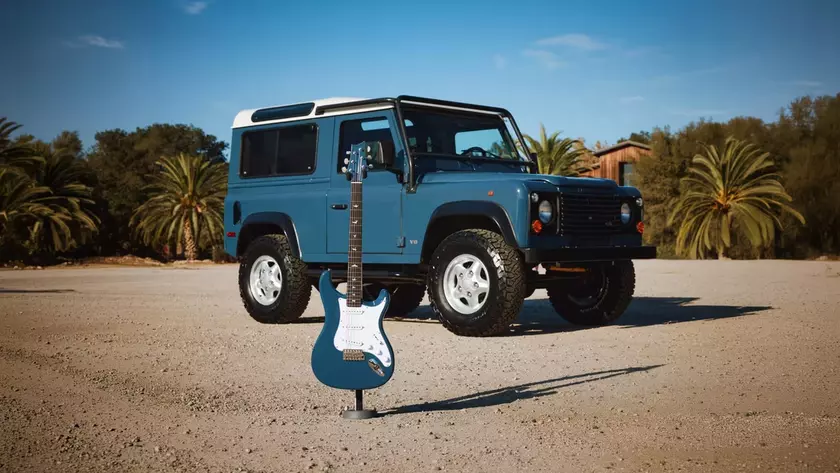 PRS Silver Sky Defender в цвете Arles Blue рядом с Land Rover Defender