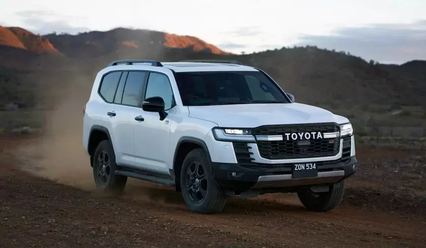 Экстерьер нового Toyota Land Cruiser 300 Hybrid