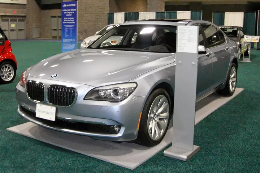 Гибридный седан BMW 530e на дороге