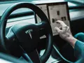 Tesla вдвое снизила стоимость подписки на Full Self Driving на фоне падения продаж новых автомобилей