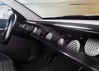 Continental has unveiled a customisable cockpit with a 1.3-metre-wide E Ink display