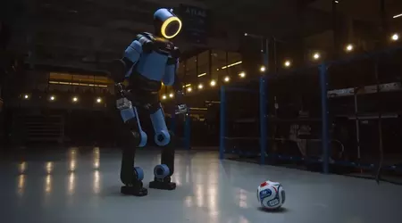 Atlas joue au foot : le robot de Boston Dynamics apprend à simuler des blessures et célébrer des buts