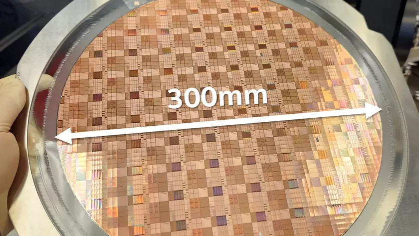 Чиплет Intel на кремниевой пластине