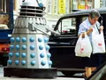 В Британии робот из сериала «Доктор Кто» ездит по улицам и напоминает гражданам оставаться дома во время пандемии коронавируса