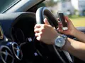 Смартфон за рулём оказался опаснее пьянства