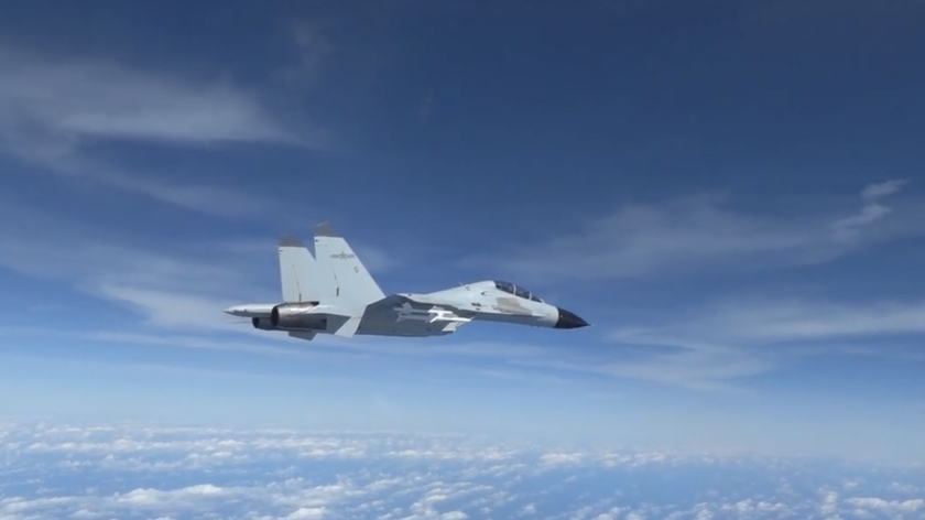 Китайский истребитель J-11 выполнил опасный манёвр и чуть не столкнулся с американским военным самолётом RC-135 Rivet Joint