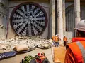 Огромная машина для рытья тоннелей в действии
