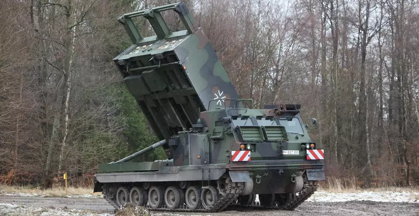 Официально: Германия передаст Украине две РСЗО MARS II и четыре САУ Panzerhaubitze 2000