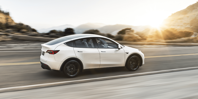 Шанхайский завод Tesla впервые смог выпустить более 100 000 электромобилей за месяц – но его производительность будет сокращена на 20% из-за падения спроса