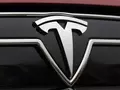 Tesla на автопилоте врезалась в полицейский автомобиль