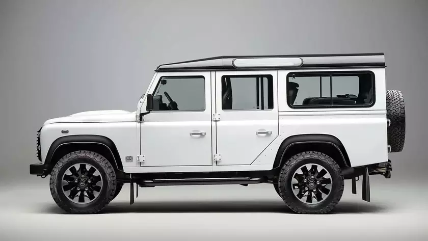 Land Rover Defender 90 с двигателем V8 на бездорожье